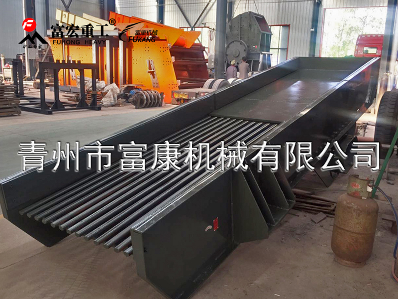 振動給料機(jī)又稱振動喂料機(jī)，振動給料機(jī)在生產(chǎn)流程中，可把塊狀、顆粒狀物料從貯料倉中均勻、定時、連續(xù)地給到受料裝置中去，在砂石生產(chǎn)線中可為破碎機(jī)械連續(xù)均勻地喂料，并對物料進(jìn)行粗篩分，廣泛用于冶金、煤礦、選礦、建材、化工、磨料等行業(yè)的破碎、篩分聯(lián)合設(shè)備中。